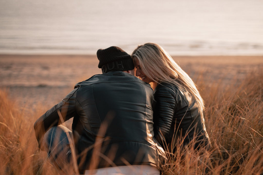 Natürlich wirkende verlobungsshooting an der Küste in Holland