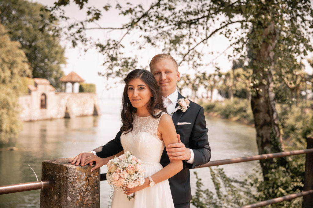 Paarshooting in Hafen Konstanz, Hochzeit Fotoshooting, natürliche Verlobungsbilder