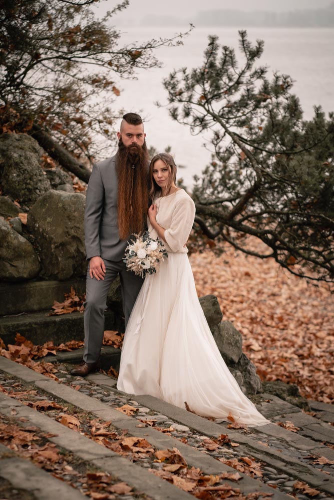 boho brautpaar im Brautkleid und Anzug am Bodensee von hochzeitsfotograf
