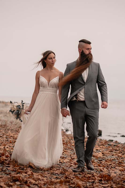 boho brautpaar im Brautkleid und Anzug am Bodensee von hochzeitsfotograf